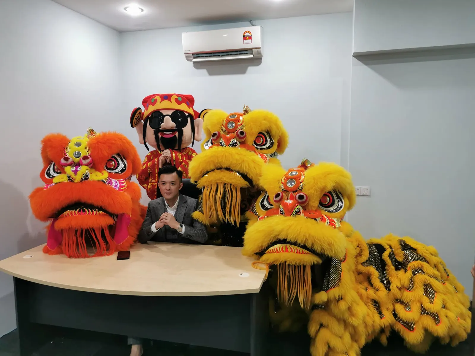 Lions et masque de Bouddha rieur lors d’une inauguration