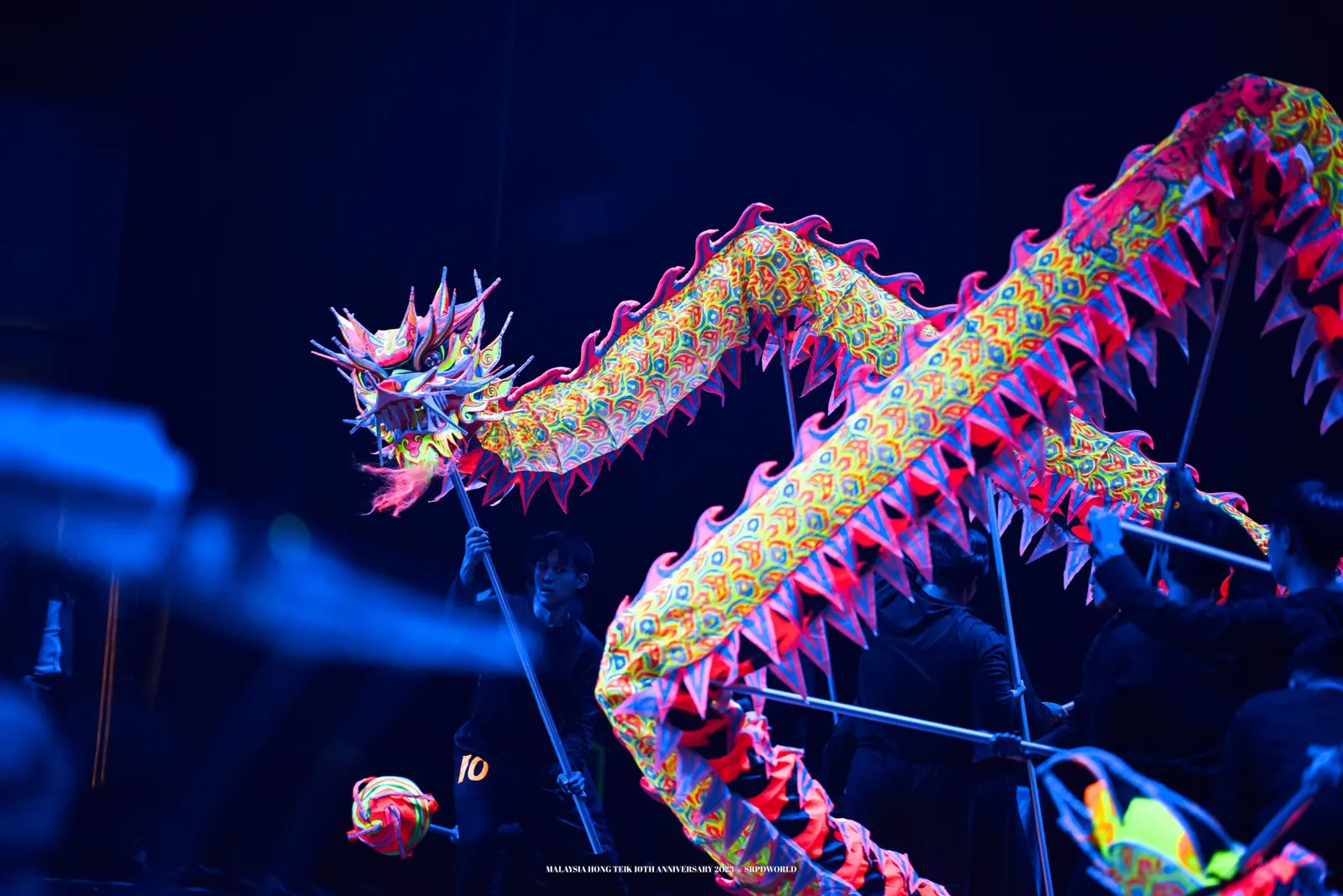 Dragon lumineux dans la nuit